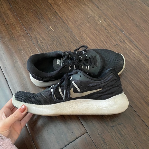 🤍Black Nike Sneakers - Picture 2 of 8